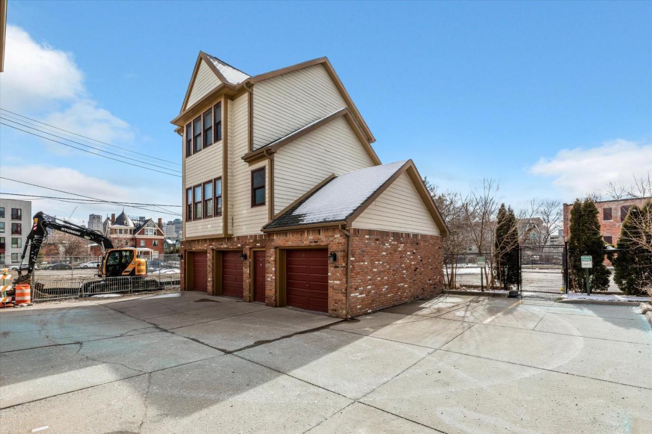 The Lumber Baron's Mansion: 2 King Suites, 2.5ba + Gym Detroit