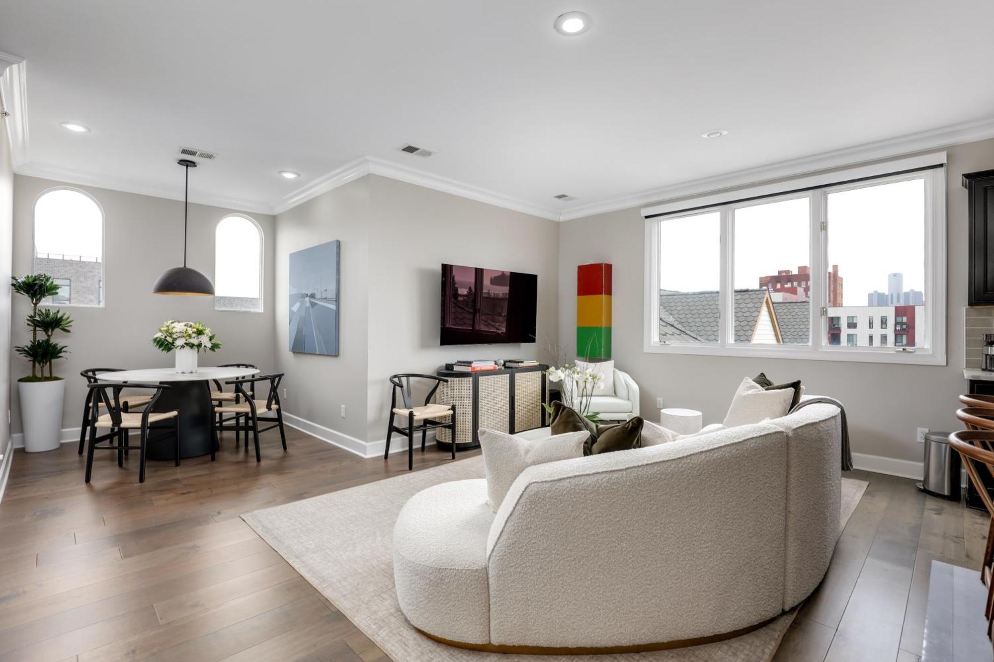 The Lumber Baron's Mansion: 2 King Suites, 2.5ba + Gym *