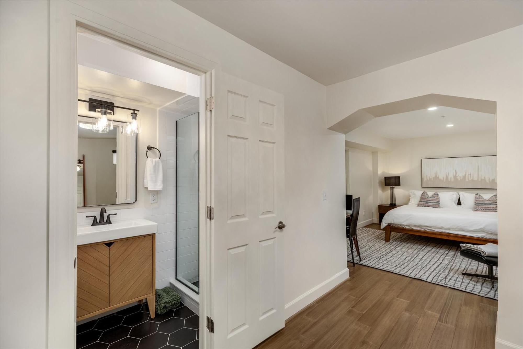 The Lumber Baron's Mansion: 2 King Suites, 2.5ba + Gym Apartamento