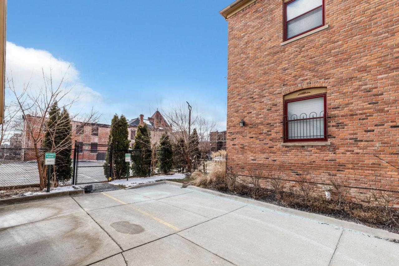The Lumber Baron's Mansion: 2 King Suites, 2.5ba + Gym Apartment