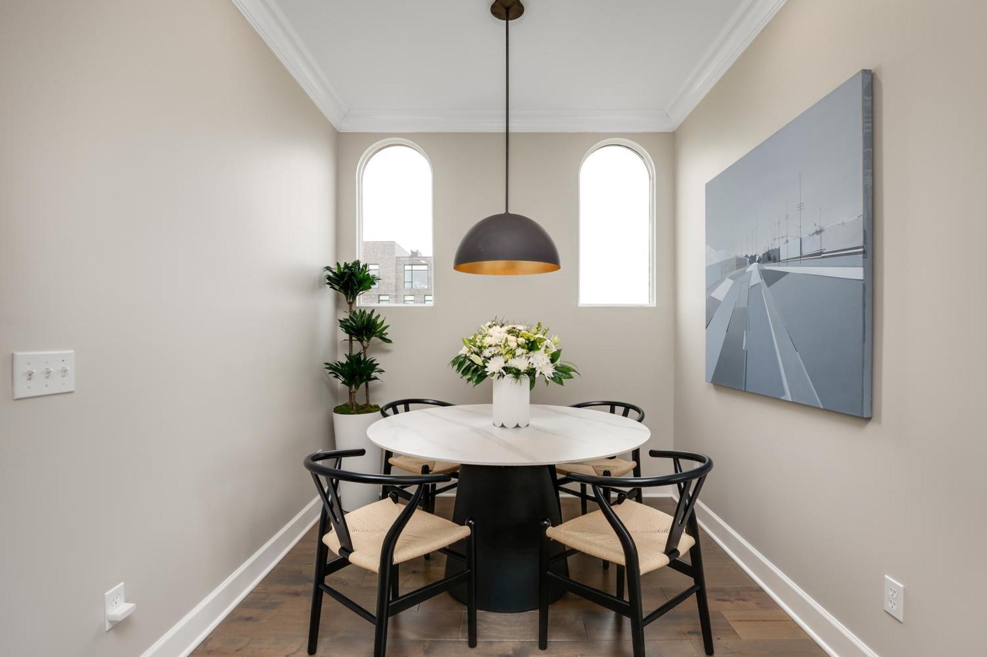 The Lumber Baron's Mansion: 2 King Suites, 2.5ba + Gym Apartment