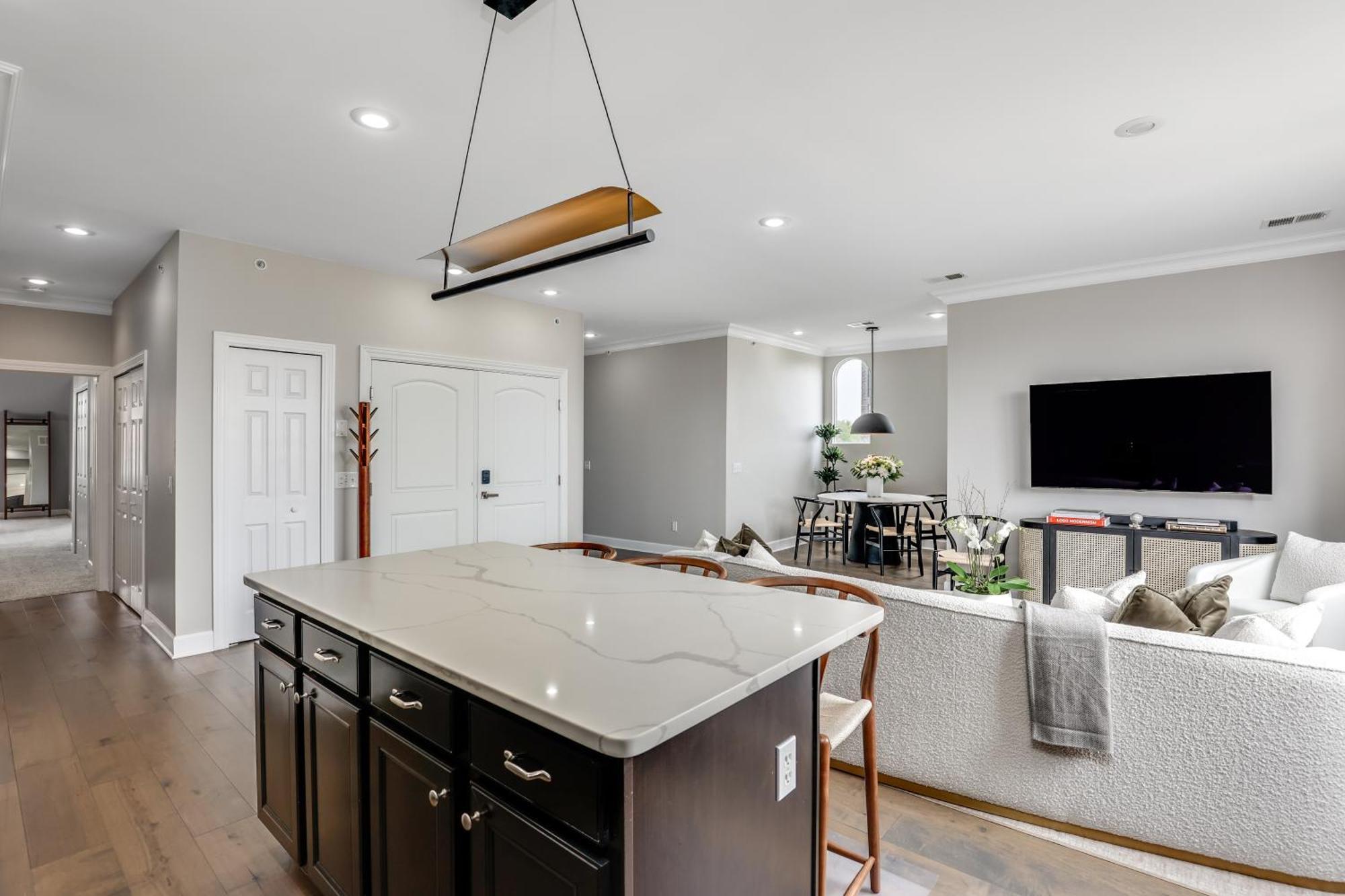 The Lumber Baron's Mansion: 2 King Suites, 2.5ba + Gym