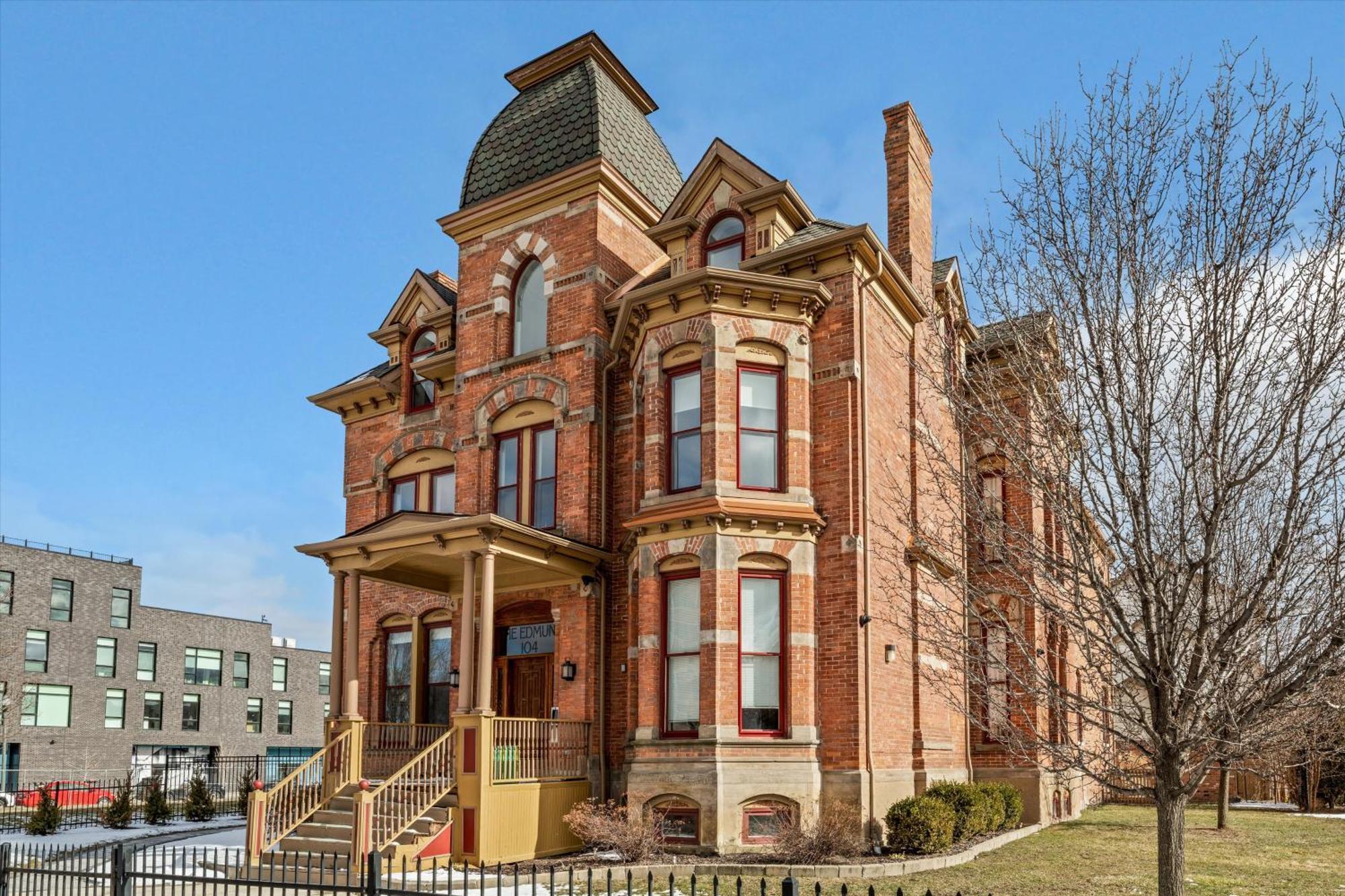 The Lumber Baron's Mansion: 2 King Suites, 2.5ba + Gym Detroit