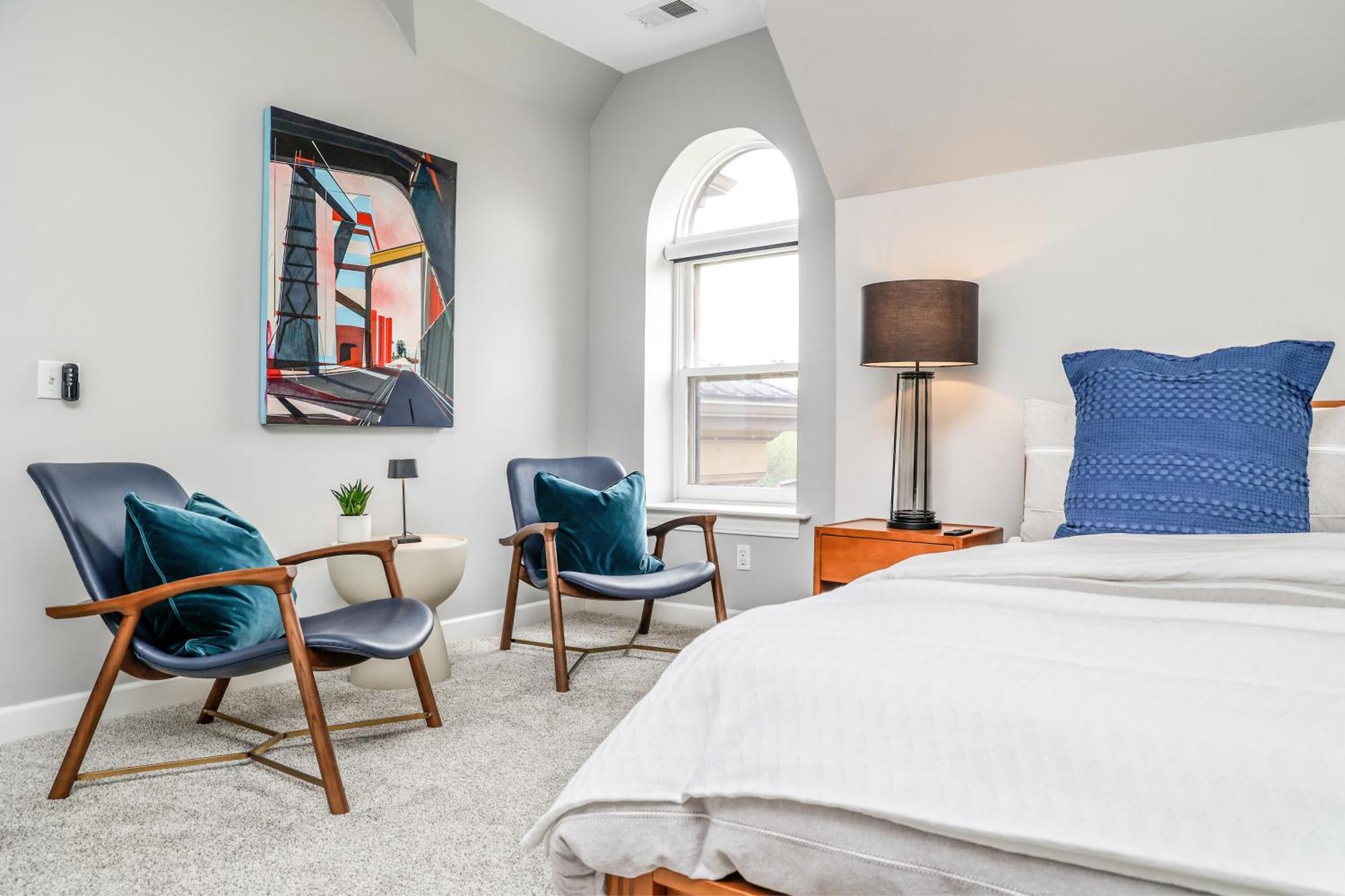 The Lumber Baron's Mansion: 2 King Suites, 2.5ba + Gym *