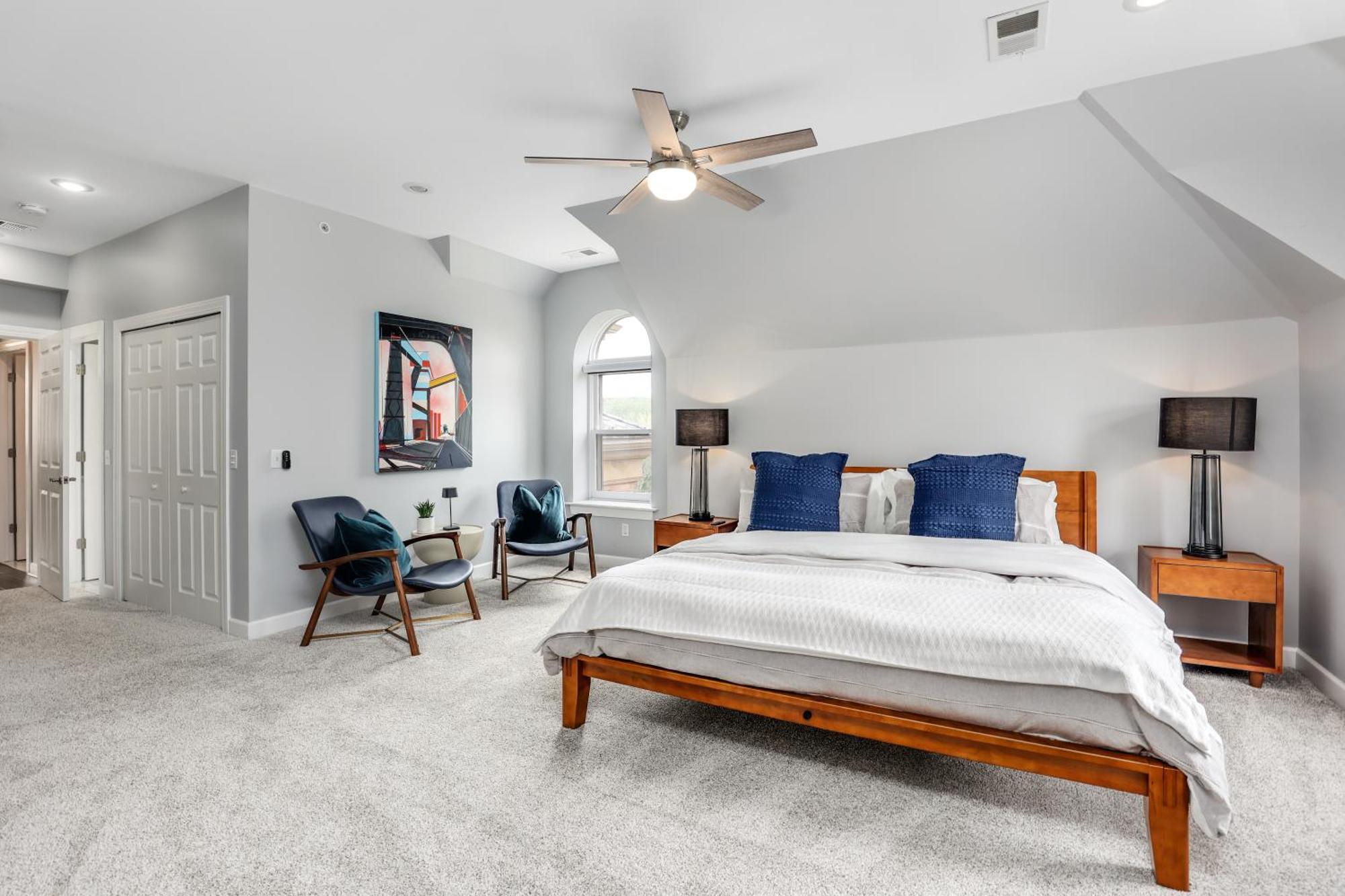 The Lumber Baron's Mansion: 2 King Suites, 2.5ba + Gym