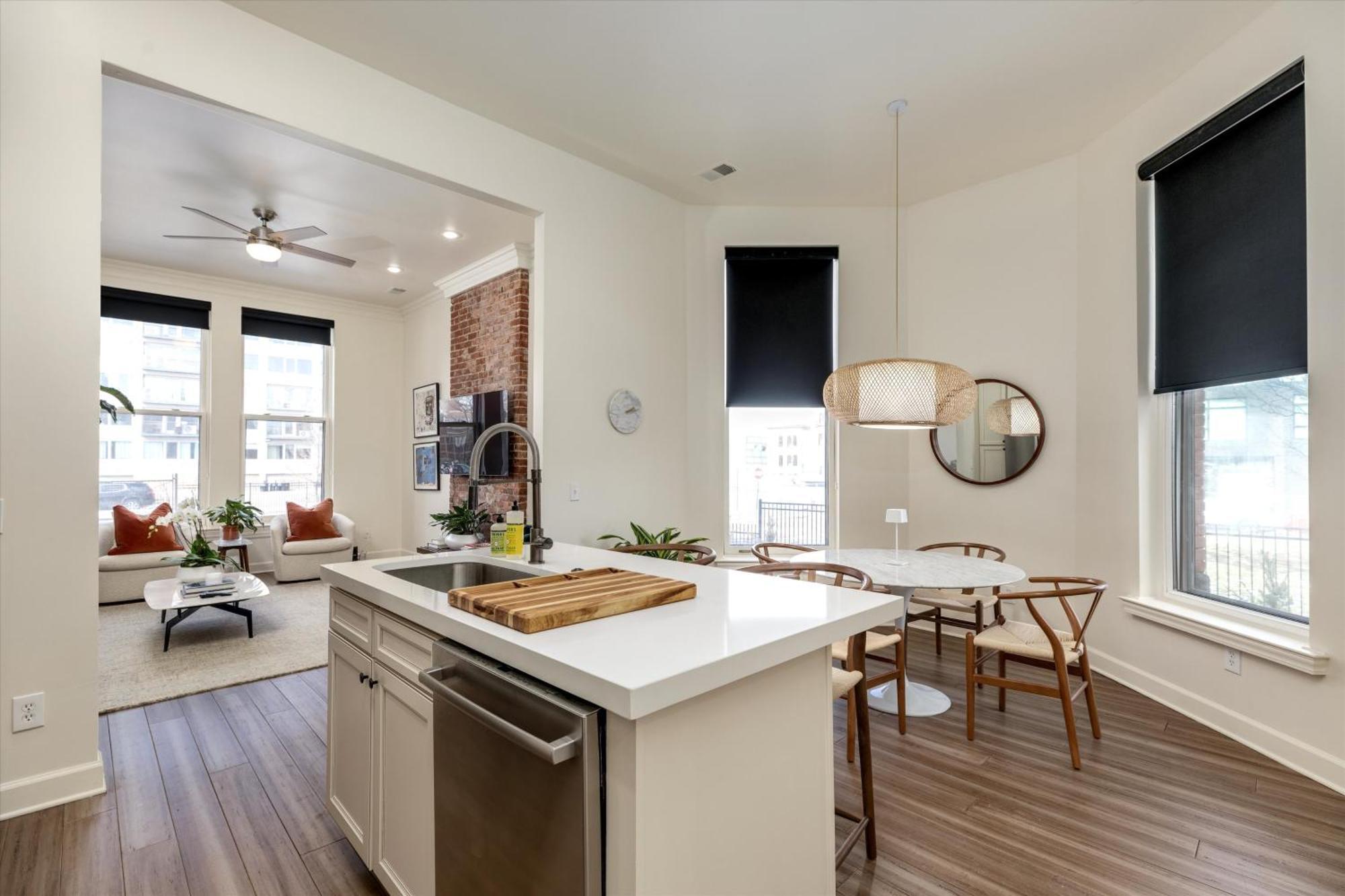 The Lumber Baron's Mansion: 2 King Suites, 2.5ba + Gym *