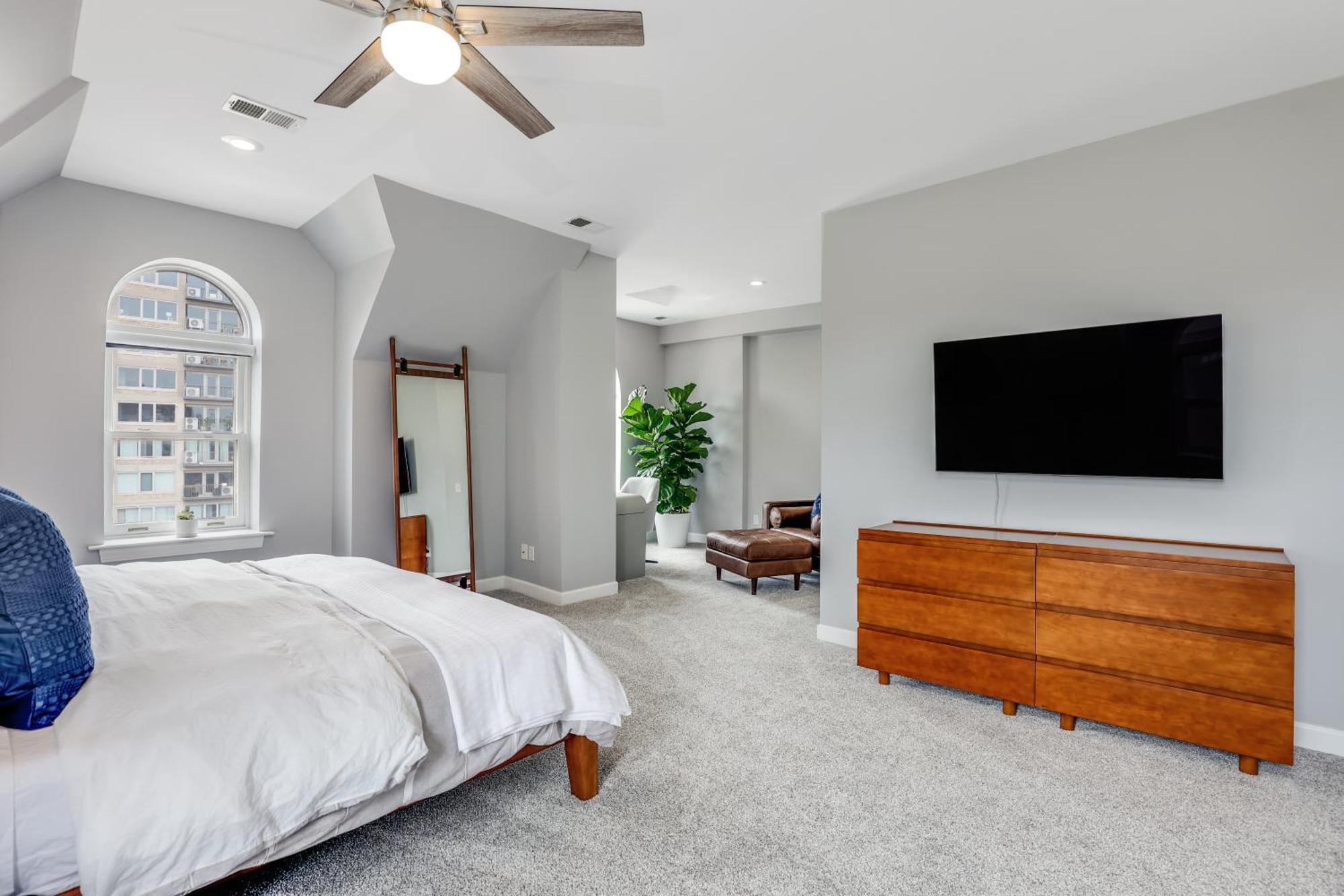 The Lumber Baron's Mansion: 2 King Suites, 2.5ba + Gym