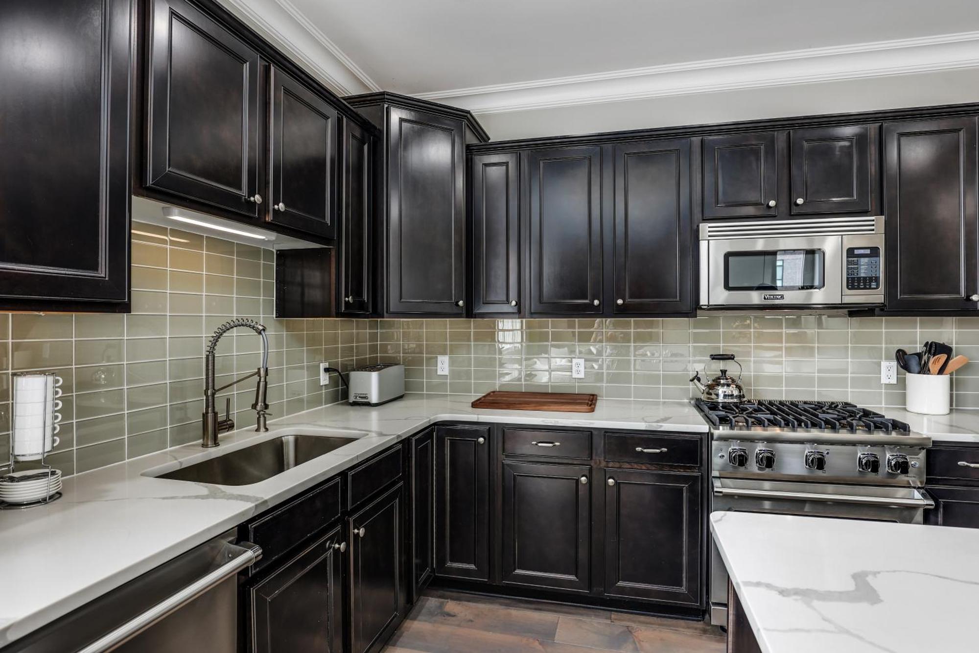 The Lumber Baron's Mansion: 2 King Suites, 2.5ba + Gym Detroit