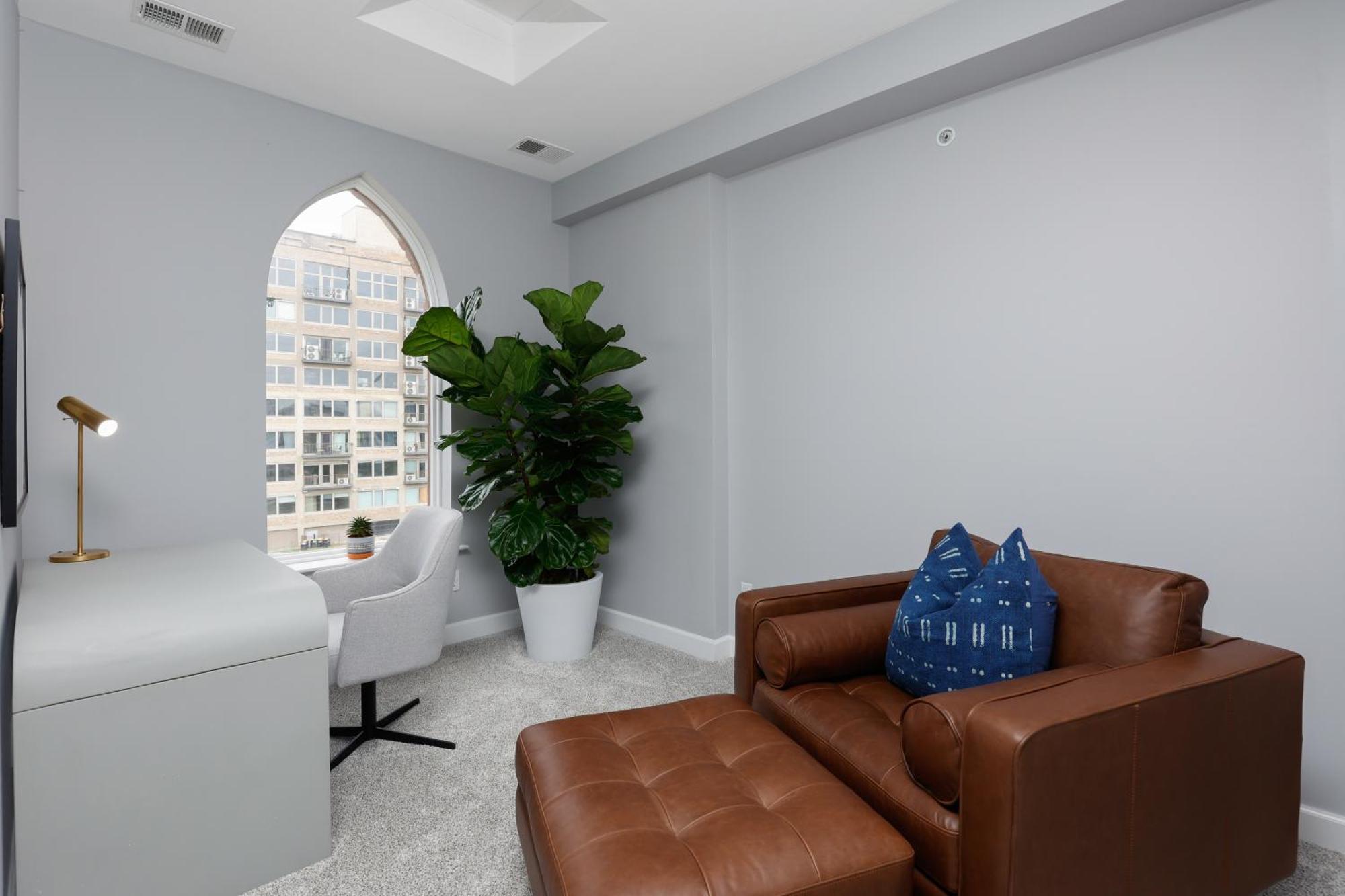 Apartment The Lumber Baron's Mansion: 2 King Suites, 2.5ba + Gym *