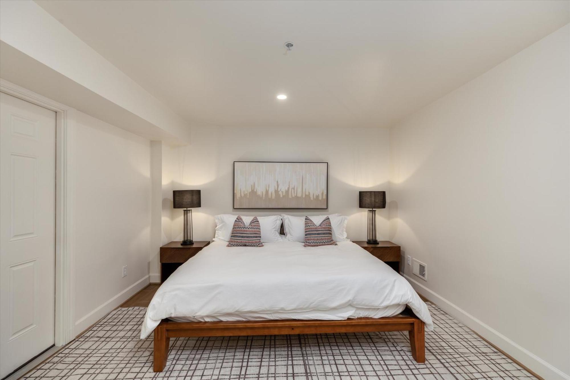 The Lumber Baron's Mansion: 2 King Suites, 2.5ba + Gym *