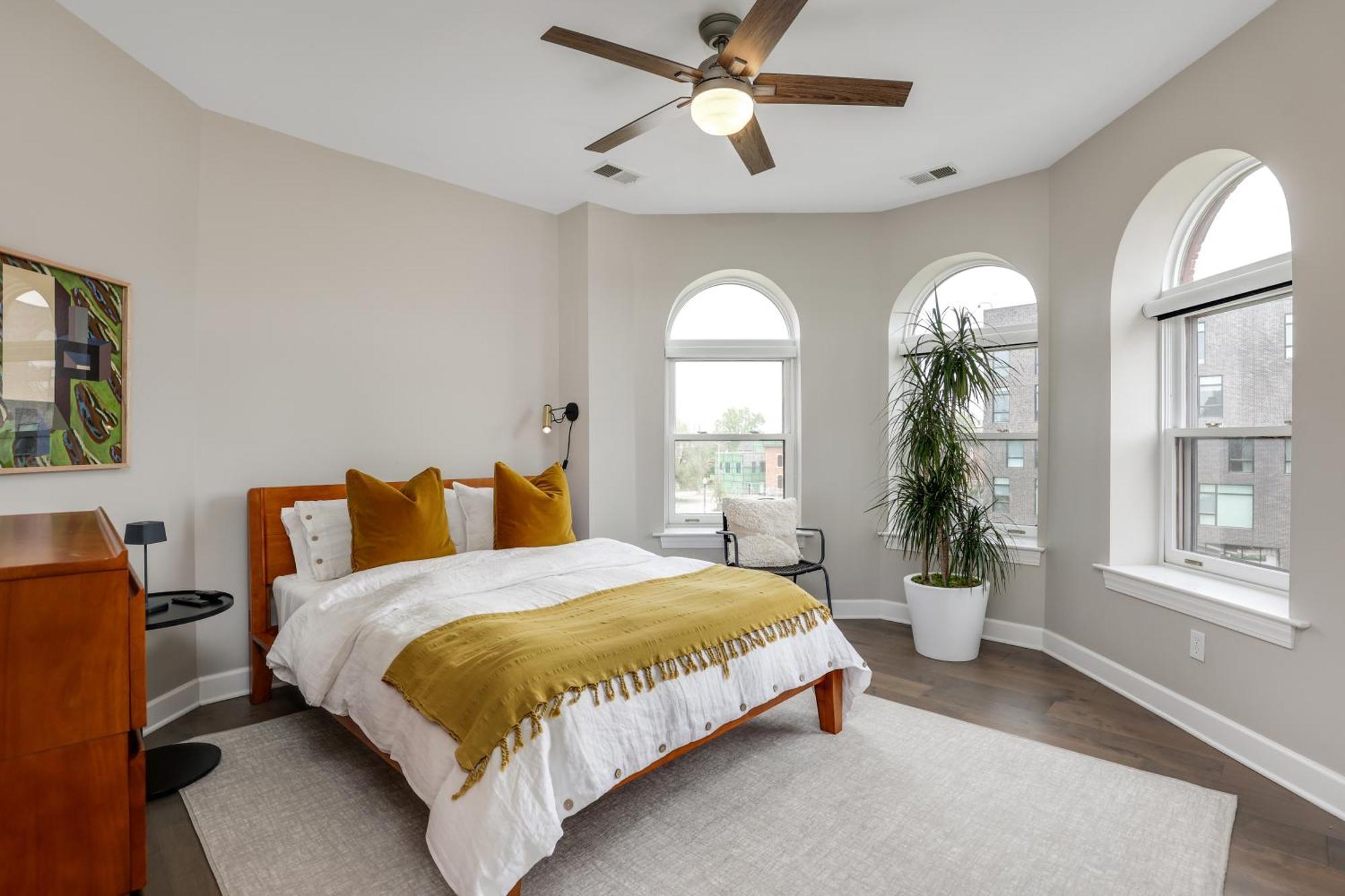 The Lumber Baron's Mansion: 2 King Suites, 2.5ba + Gym Apartment