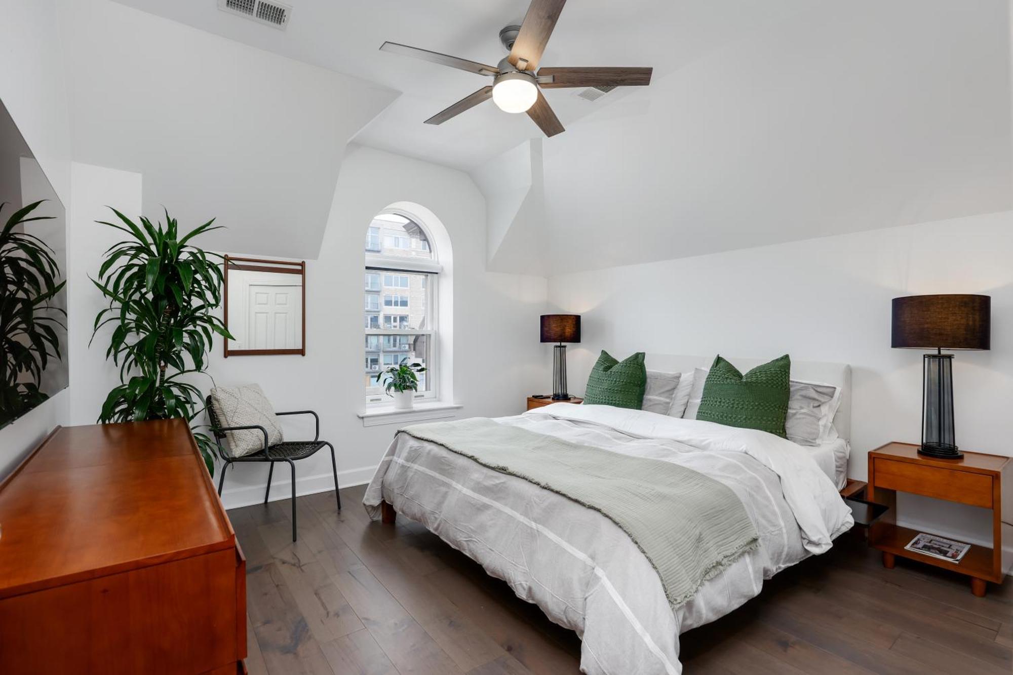 The Lumber Baron's Mansion: 2 King Suites, 2.5ba + Gym