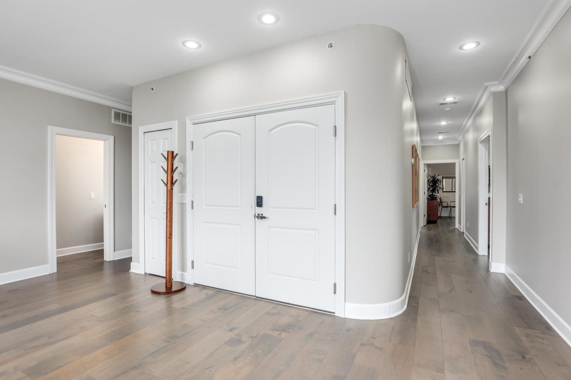 The Lumber Baron's Mansion: 2 King Suites, 2.5ba + Gym *