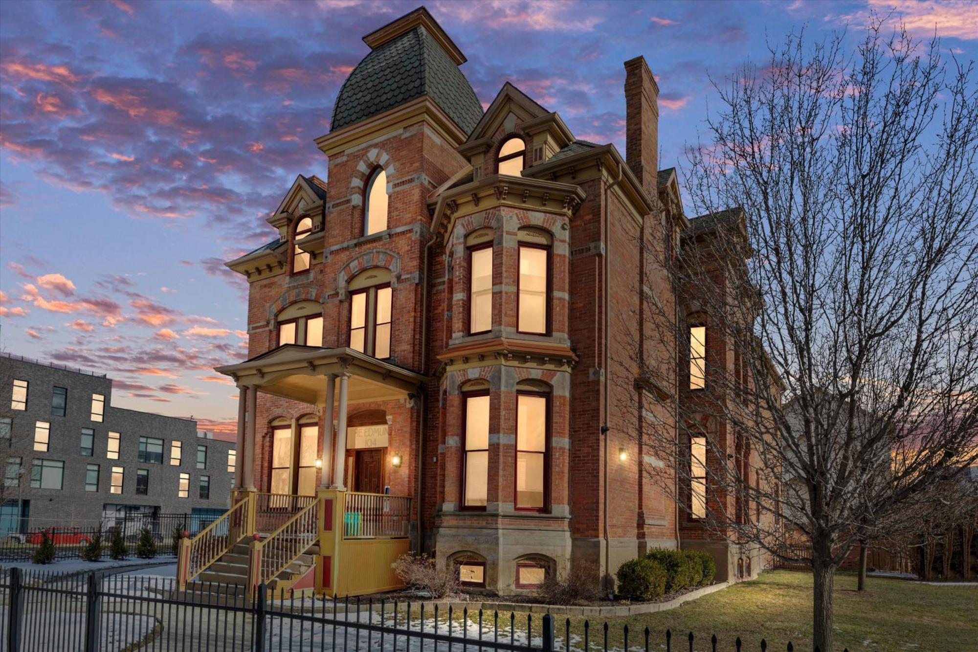 Apartment The Lumber Baron's Mansion: 2 King Suites, 2.5ba + Gym Detroit