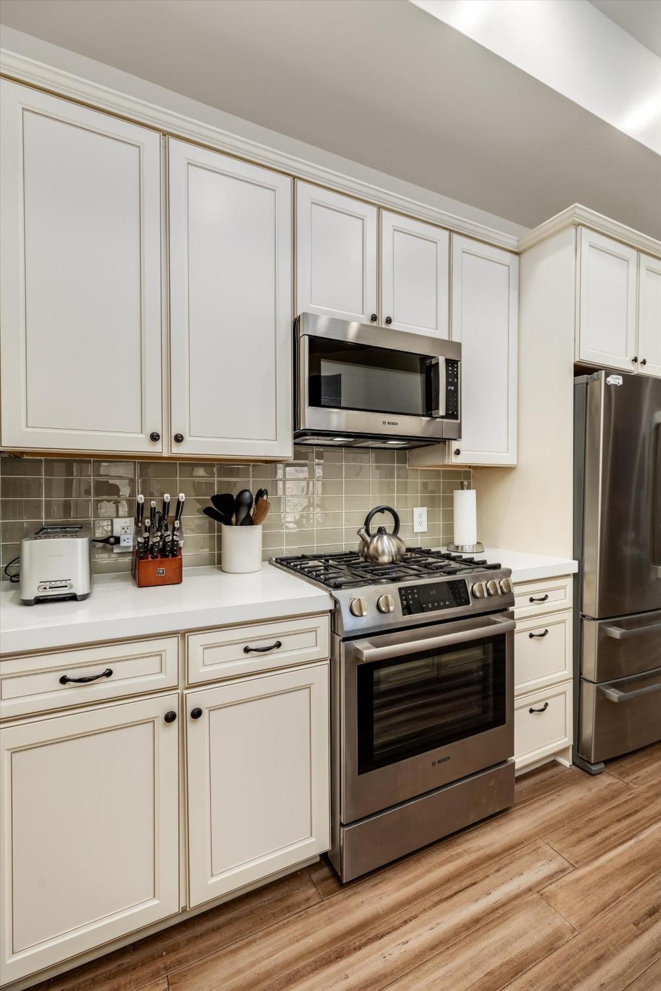 The Lumber Baron's Mansion: 2 King Suites, 2.5ba + Gym Detroit