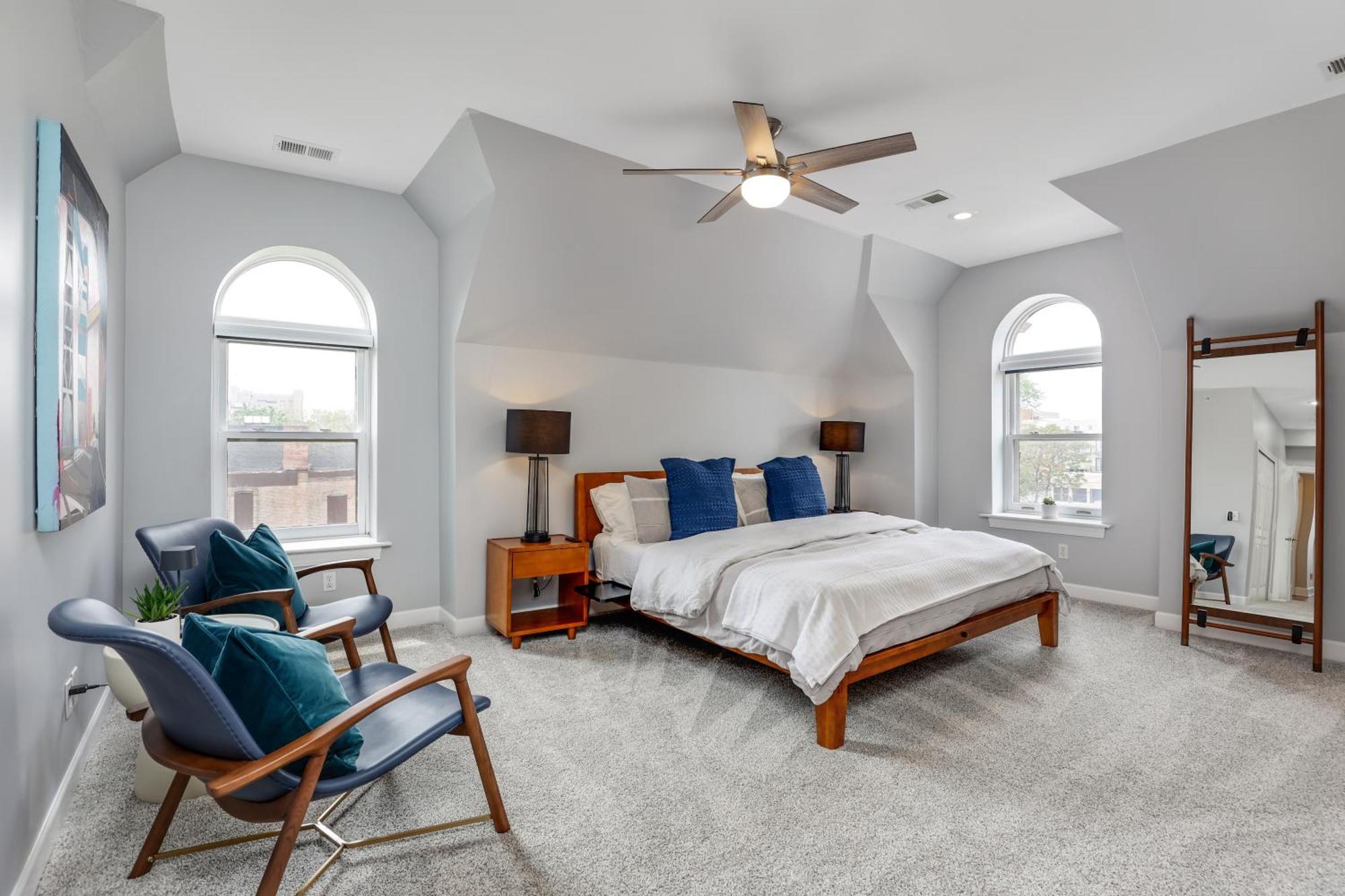 The Lumber Baron's Mansion: 2 King Suites, 2.5ba + Gym Apartment *