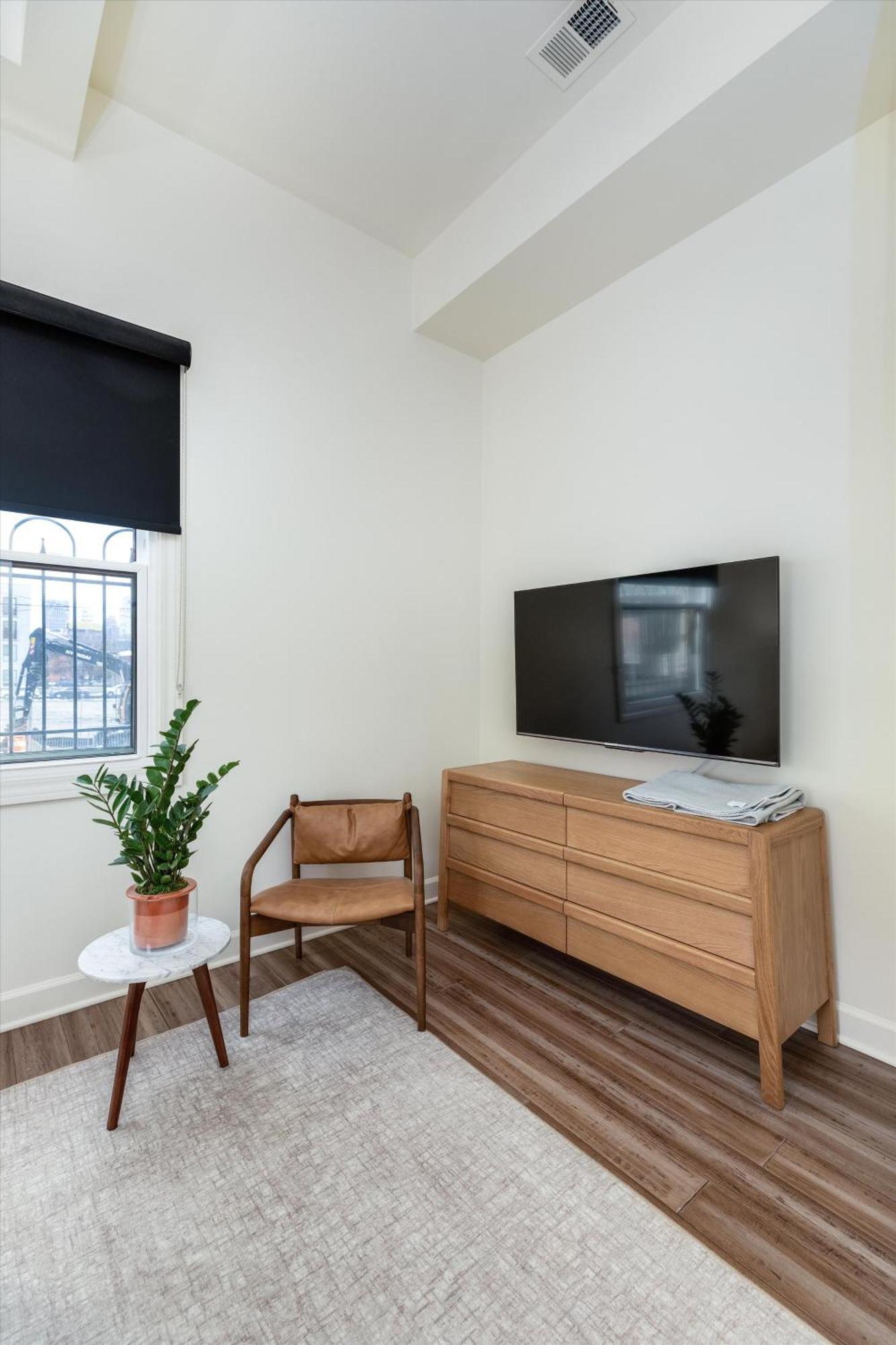 The Lumber Baron's Mansion: 2 King Suites, 2.5ba + Gym Detroit