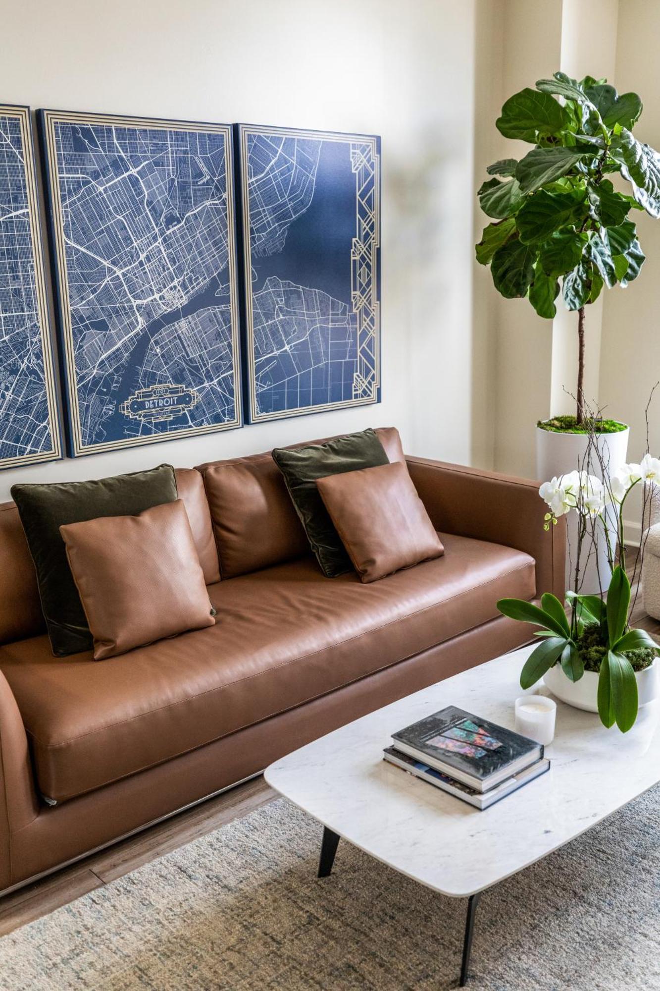 The Lumber Baron's Mansion: 2 King Suites, 2.5ba + Gym Detroit
